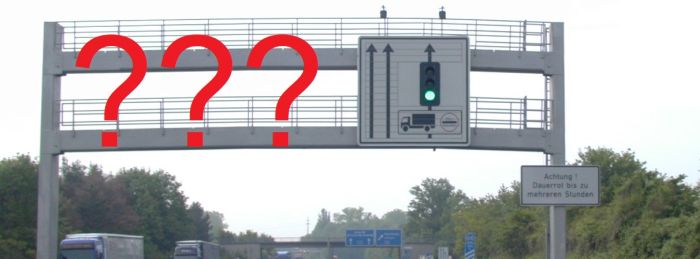 Drei große rote Fragezeichen stehen links neben einer Anlage zur Verkehrsbeeinflussung (bearbeitet).