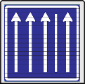 Eine Fahrstreifentafel zeigt durch vier nach vorn gerichtete weiße Pfeile auf blauem Grund vier befahrbare Fahrstreifen an.