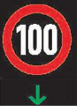 Ein Wechselverkehrszeichen zeigt Tempolimit 100, darunter ein nach unten gerichteter grüner Pfeil.