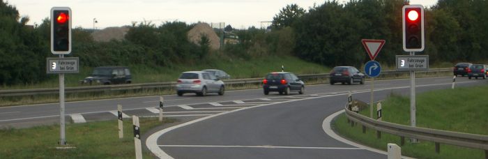 Die Auffahrt auf eine mehrspurige Straße wird durch eine Ampelschaltung und eine dynamische Anzeige für die Anzahl der 'Fahrzeuge bei Grün' reguliert.